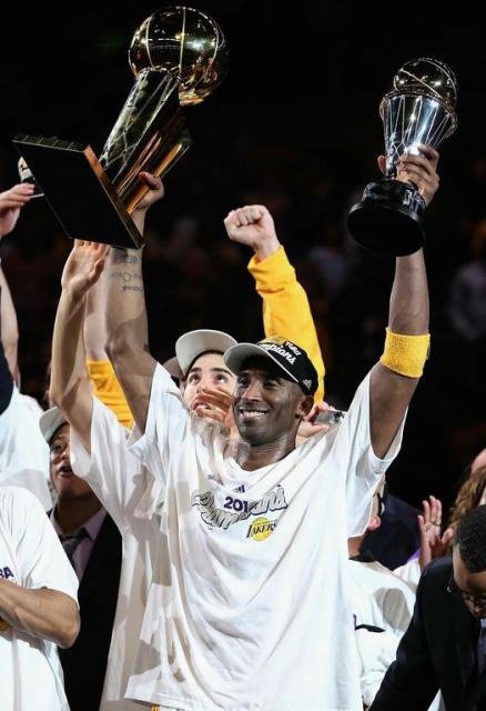 Kobe Bryant lifts the finals trophy